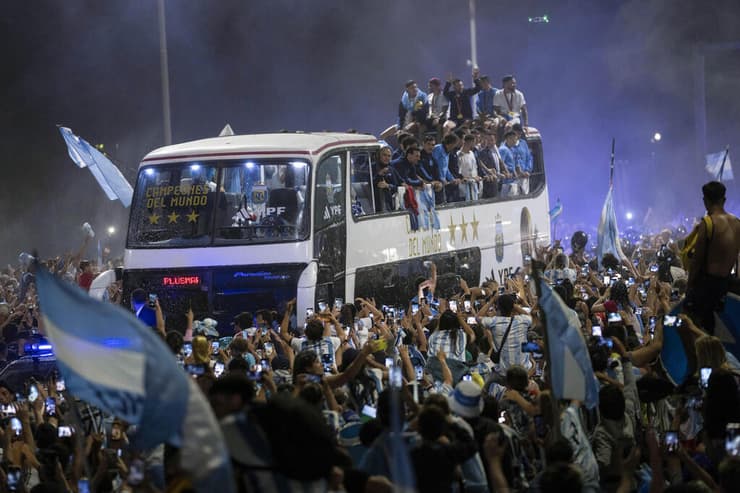 האוטובוס של נבחרת ארגנטינה בחגיגות