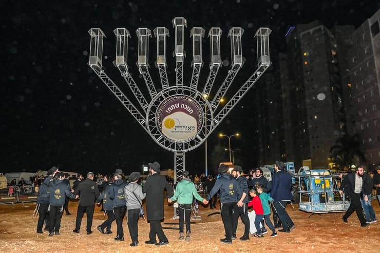 הרב מנחם עמאר וראש העיר אשדוד, ד"ר יחיאל לסרי, הדליקו את הנר השלישי באשדוד במה שהם מגדירים כ"מנורה הגדולה ביותר בדרום"