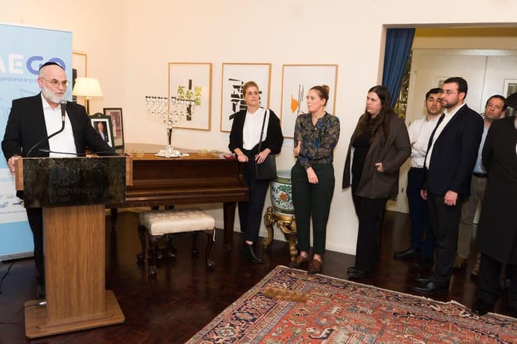 בבית שגריר בריטניה בישראל התכנסו חרדים הנמצאים בתוכנית הכשרה להייטק, להדלקת הנר השלישי