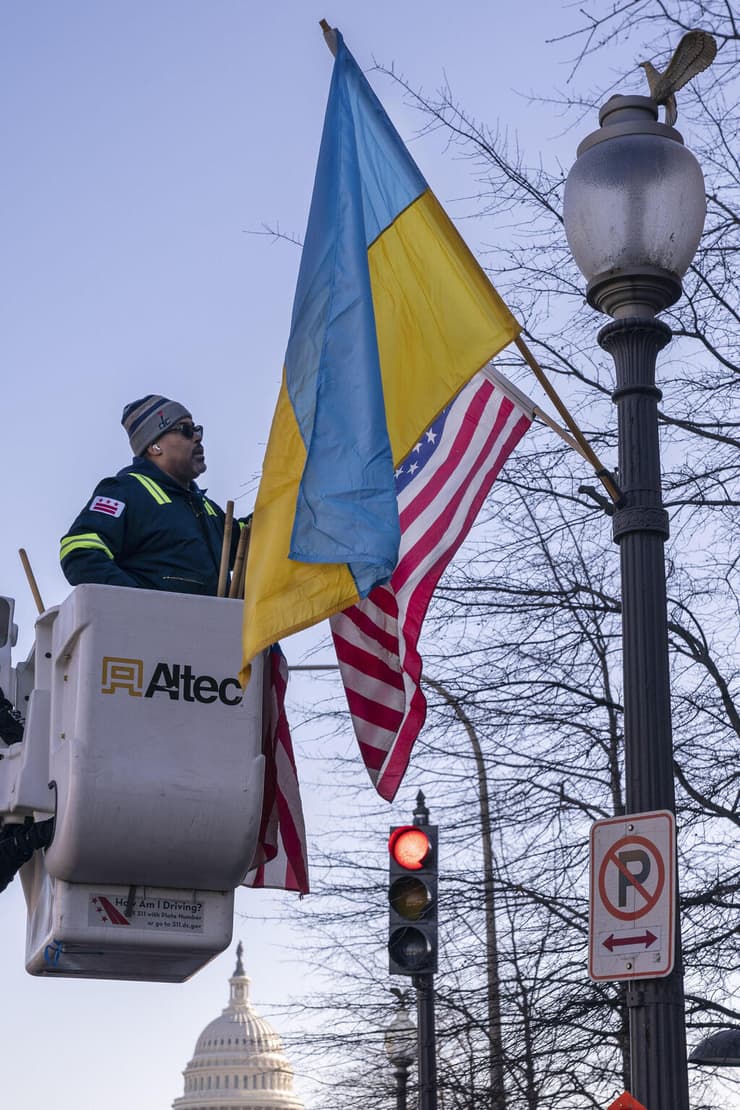 דגלי אוקראינה ו ארה"ב ליד הבית הלבן לקראת פגישת ביידן ו זלנסקי