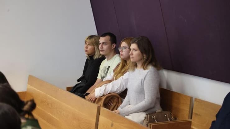 בני משפחתו של יורי וולקוב בבית המשפט: אישתו ילנה, בנו אלכסי, ביתו דריה ואחותו אנה