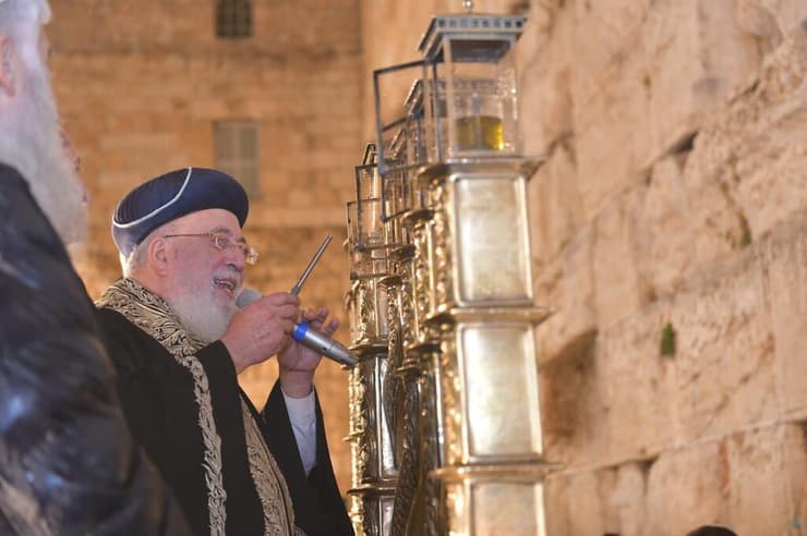 רב העיר ירושלים הראשון לציון שלמה משה עמאר - בהדלקת הנר הרביעי בכותל המערבי