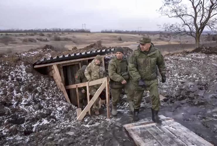 שר ההגנה של רוסיה סרגיי שויגו מבקר חיילים רוסים בחזית ב אוקראינה