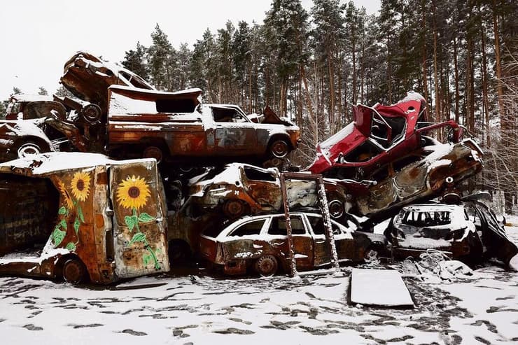 האנדרטה שהוקמה באירפין מרכבים שנפגעו מאש רוסית