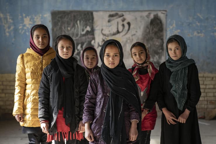 ילדות תלמידות ב אפגניסטן כיתה קאבול אפגניסטן בצל איסורי חינוך של הטליבאן טליבאן
