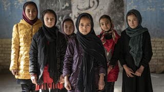 ילדות תלמידות ב אפגניסטן כיתה קאבול אפגניסטן בצל איסורי חינוך של הטליבאן טליבאן