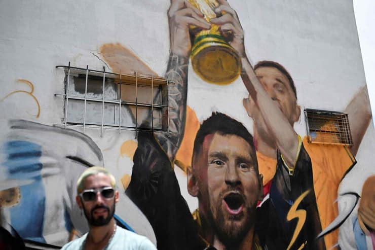ציור קיר של מסי מניף את גביע העולם - בואנוס איירס
