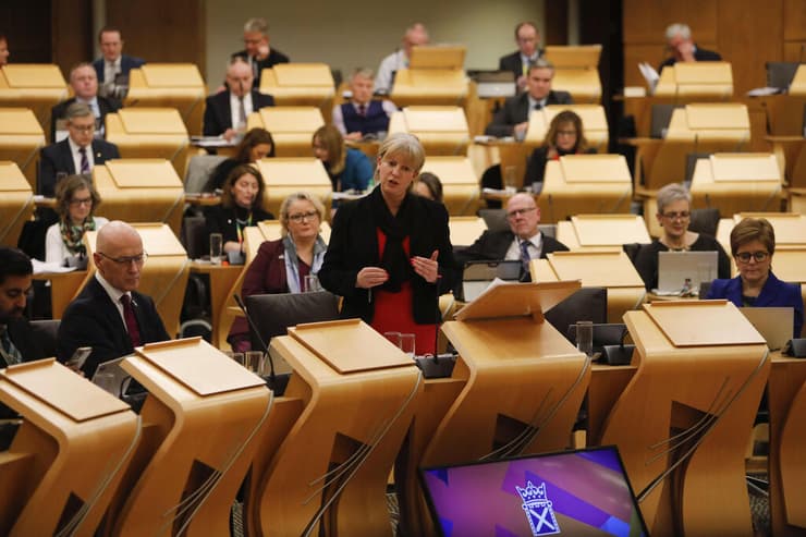 סקוטלנד חוק טרנסג'נדרים אושר ב פרלמנט שונה רוביסון