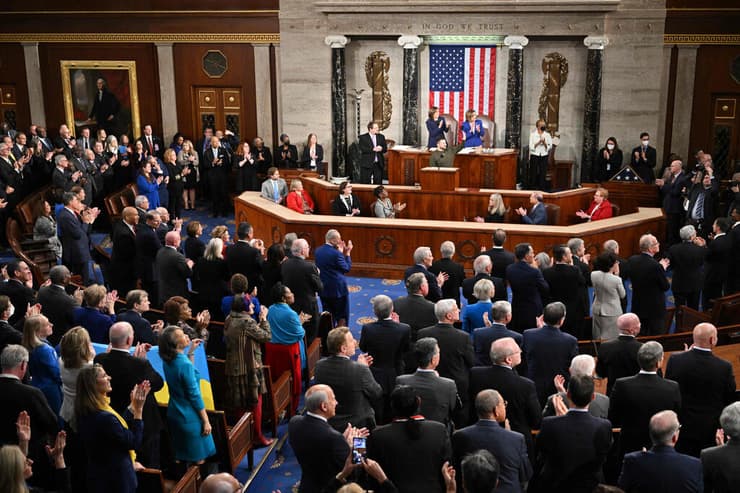 חברי הקונגרס מוחאים כפיים לזלנסקי עם כניסתו לבית הנבחרים