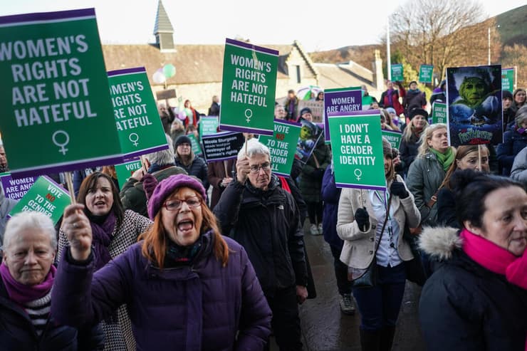 סקוטלנד חוק טרנסג'נדרים אושר ב פרלמנט הפגנה של מתנגדות פמיניסטיות