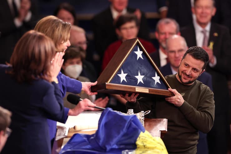 התשורה לזלנסקי בקונגרס: דגל ארוז של ארה"ב 