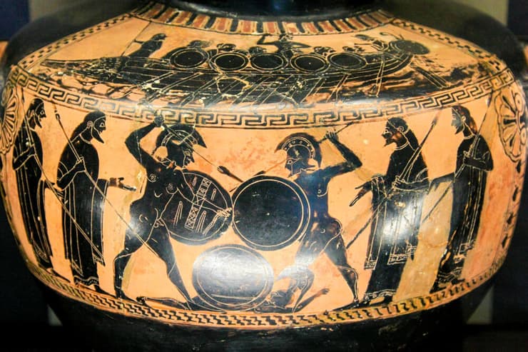 לוחמים יוונים נלחמים בחניתות בציור שמופיע על כלי עתיק