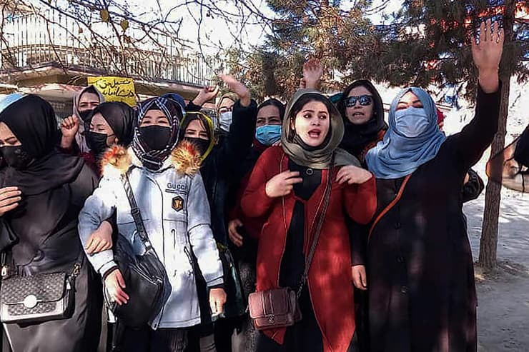 נשים מפגינות ב קאבול אפגניסטן נגד החלטת הטליבאן טליבאן לאסור עליהן ללמוד ב אוניברסיטה