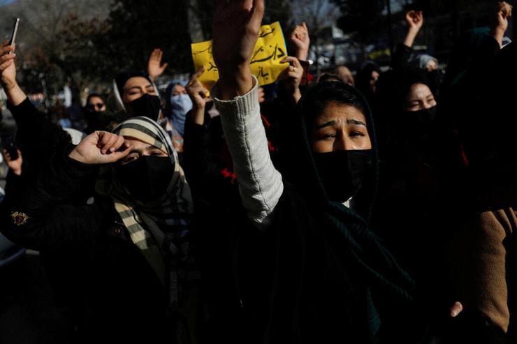 נשים מפגינות ב קאבול אפגניסטן נגד החלטת הטליבאן טליבאן לאסור עליהן ללמוד ב אוניברסיטה