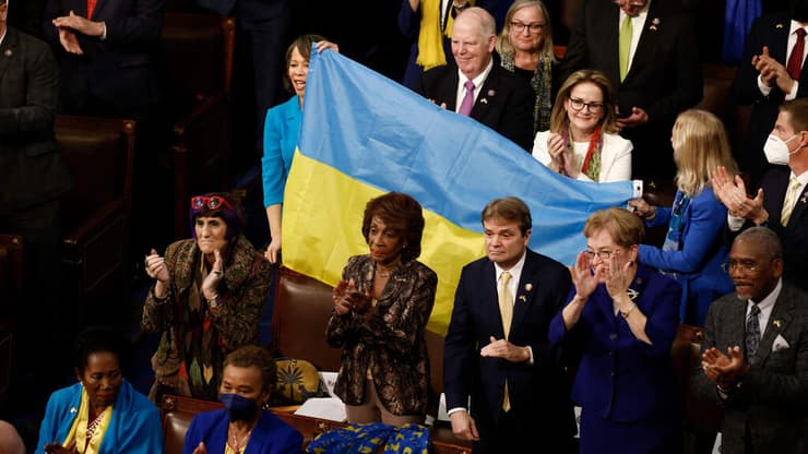 חברי הקונגרס מניפים דגל אוקראינה ברחבת אולם בית הנבחרים לפני נאומו של זלנסקי