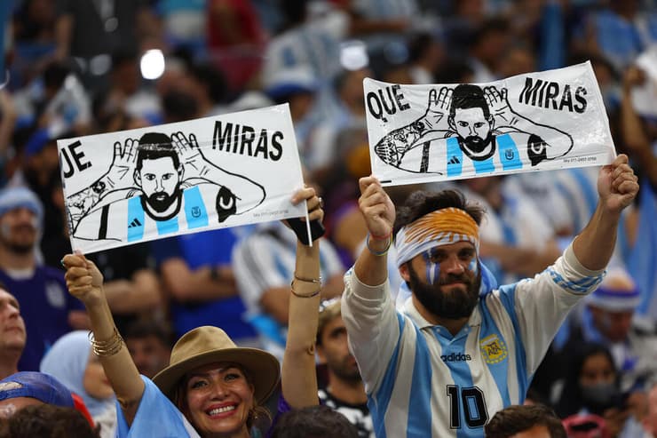 אוהדי נבחרת ארגנטינה עם שלטים של מסי - אצטדיון לוסייל קטאר
