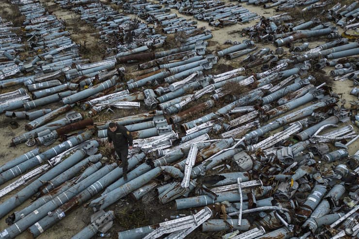 אוקראינה שרידי רקטות של רוסיה שנותרו ב חרקוב ו נאספו לצורך תיעוד פשעי מלחמה