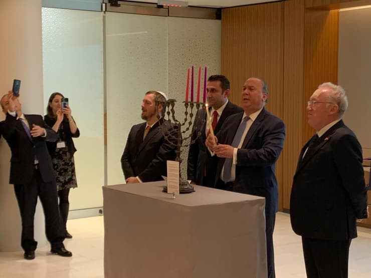 הרב מארק שנייר מדליק את הנר הרביעי בשגרירות הטורקית בארה"ב