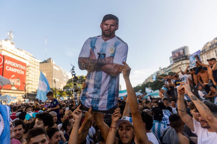 אוהדי נבחרת ארגנטינה עם שלט של מסי - בואנוס איירס
