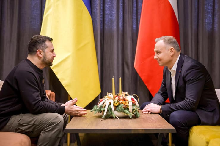 נשיא אוקראינה וולודימיר זלנסקי ב פולין עם נשיא פולין אנדז'יי דודה בדרכו חזרה מ ארה"ב