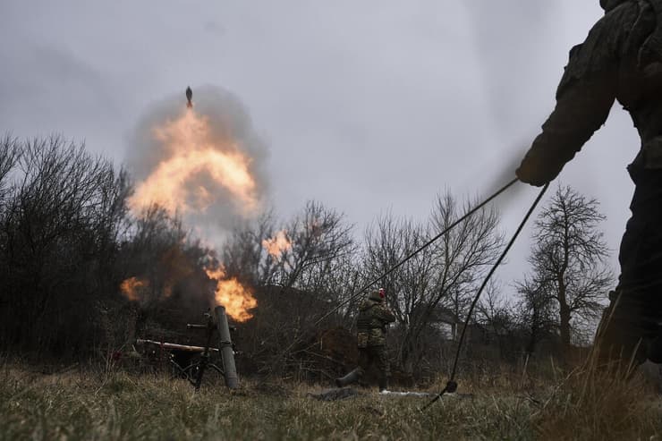 אוקראינה חיילים אוקראינים יורים לעבר חיילים רוסים בבחמוט