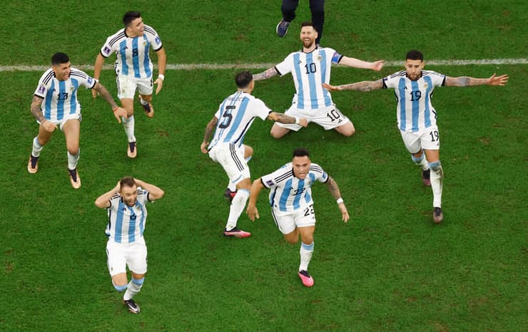 לאו מסי ושחקני ארגנטינה חוגגים את הזכייה במונדיאל 2022