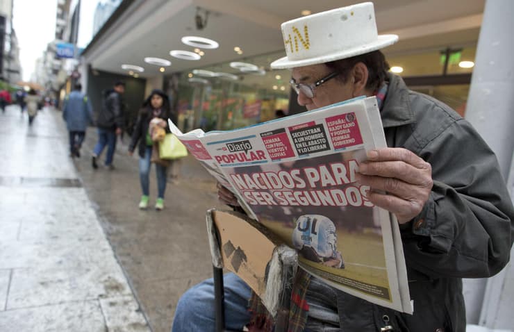 אוהד ארגנטינאי קורא עיתון אחרי ההפסד בגמר קופה אמריקה 2016