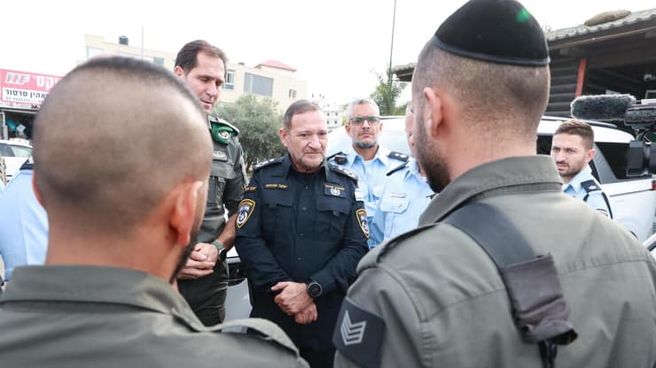 מפכ"ל המשטרה יעקב שבתאי בזירת הפיגוע