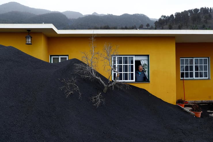 תמונות השנה 2022 אפר מהר הגעש קומברה ויאחה שהצטבר בכפר ב איים הקנריים
