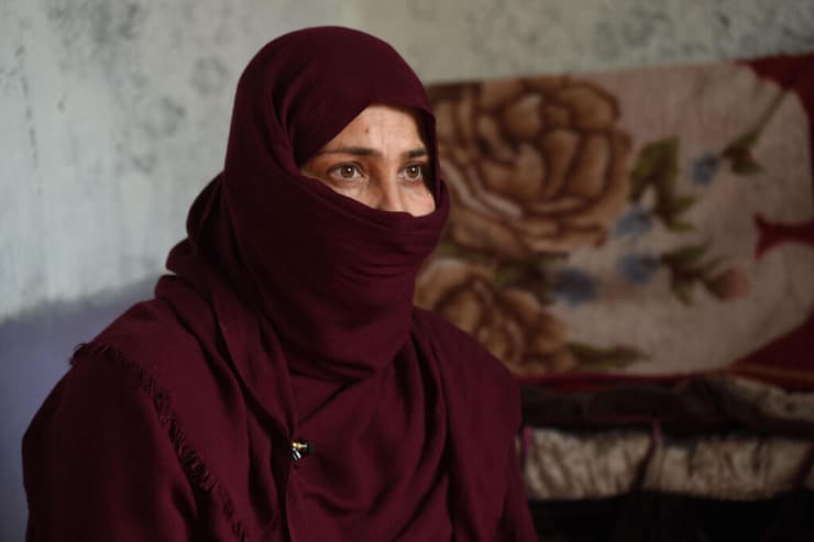 אפגניסטן טליבאן איסור על נשים באוניברסיטאות זיינב אמא של מרווה