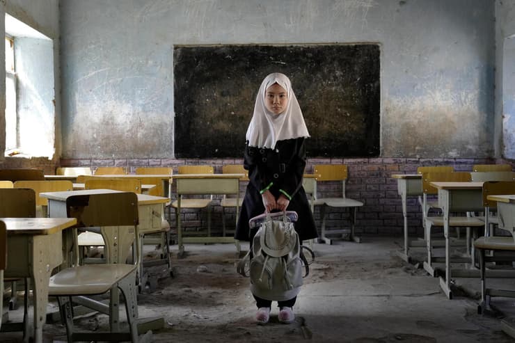 תמונות השנה 2022 מהתב ילדה אפגנית בת 8 בבית הספר שלה ימים אחרי שהותקף על ידי מחבלים