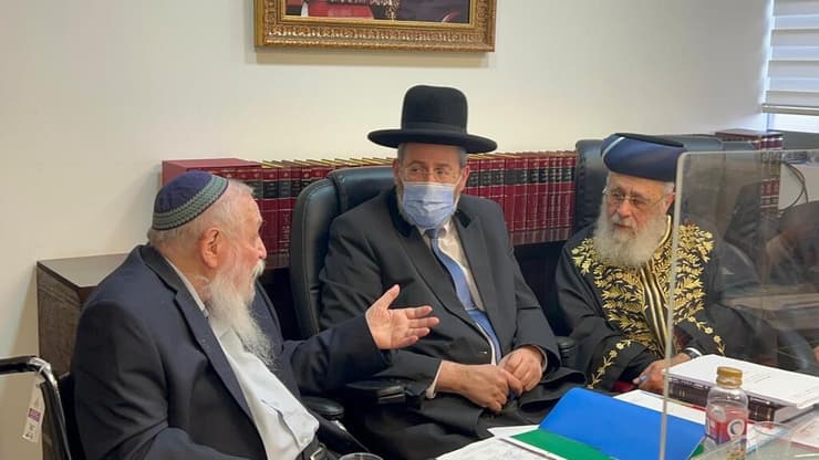 הרב דרוקמן לצד הרבנים הראשיים, בישיבת מועצת הרבנות הראשית בשנה שעברה