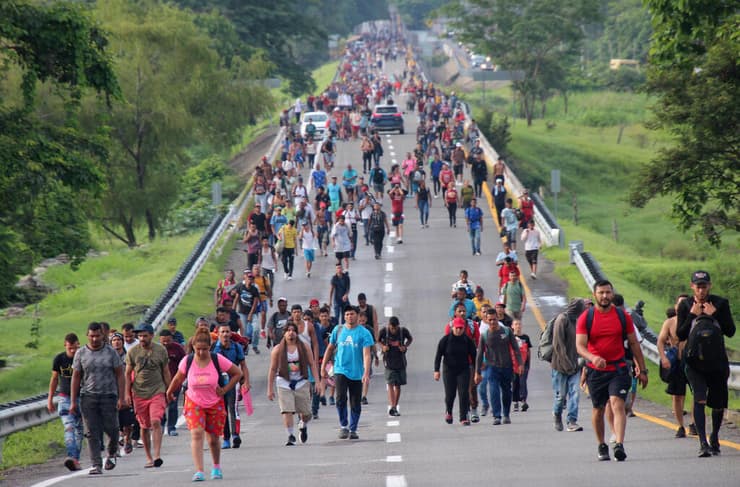 תמונות השנה 2022 שיירת מהגרים צועדת ב מקסיקו בדרך ל ארה"ב