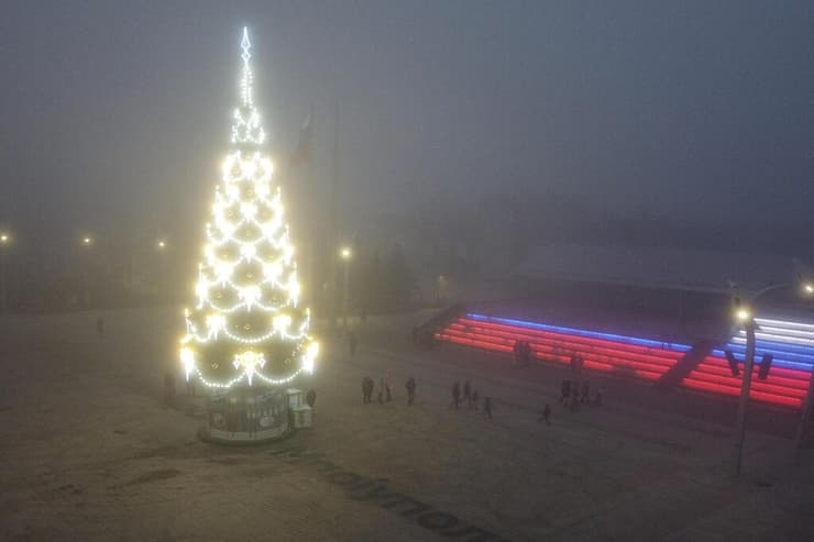 עץ חג מולד עם דגל רוסיה בעיר הכבושה מריופול במזרח אוקראינה מלחמה