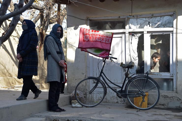 אפגניסטן טליבאן איסור על נשים באוניברסיטאות מרווה בבית המשפחה