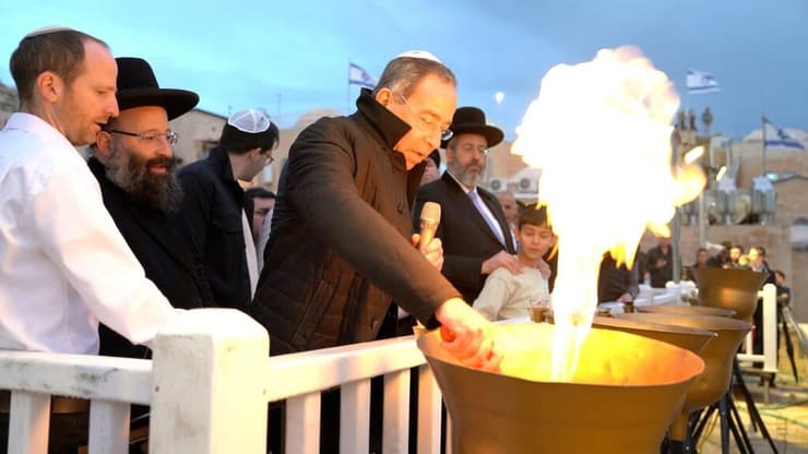 שגריר ארה"ב בישראל, טום ניידס, בהדלקת הנר השמיני בכותל