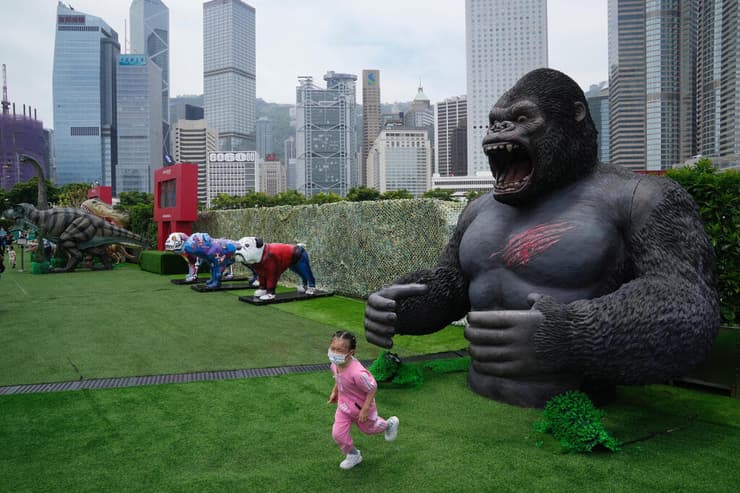 תמונות השנה 2022 ילדה בורחת מדמות גורילה ב הונג קונג