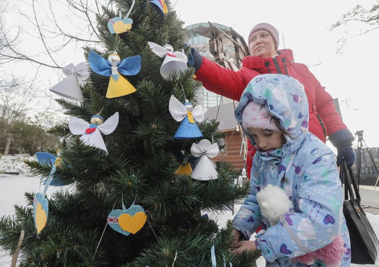 מקשטים עץ חג מולד בשלג ב קייב אוקראינה 