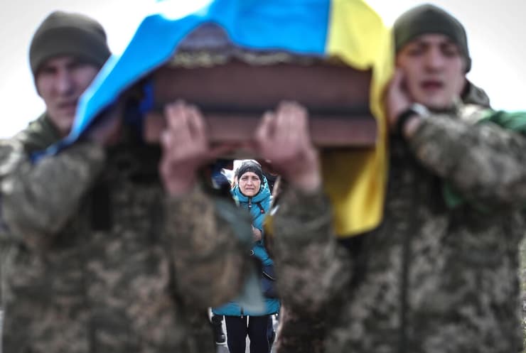 תמונות השנה 2022 הלוויה של חייל ב אוקראינה