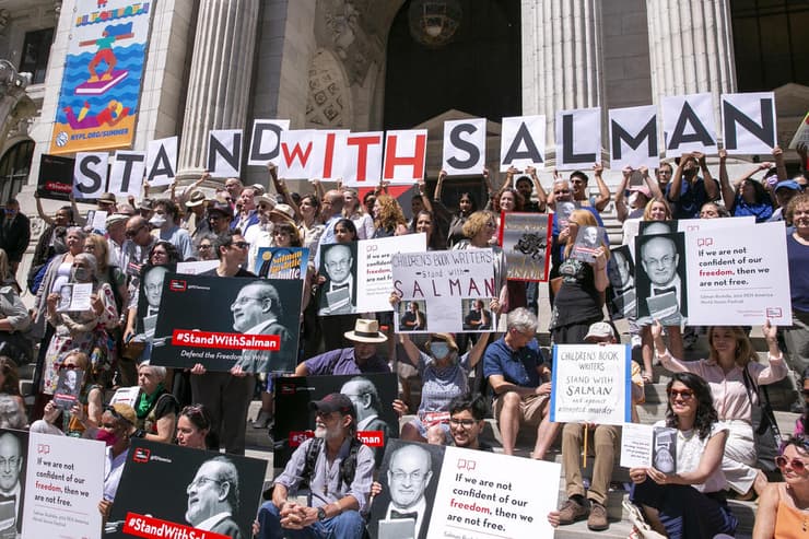 תמונות השנה 2022 מפגינים למען סלמאן רושדי ב ניו יורק אחרי ש נדקר