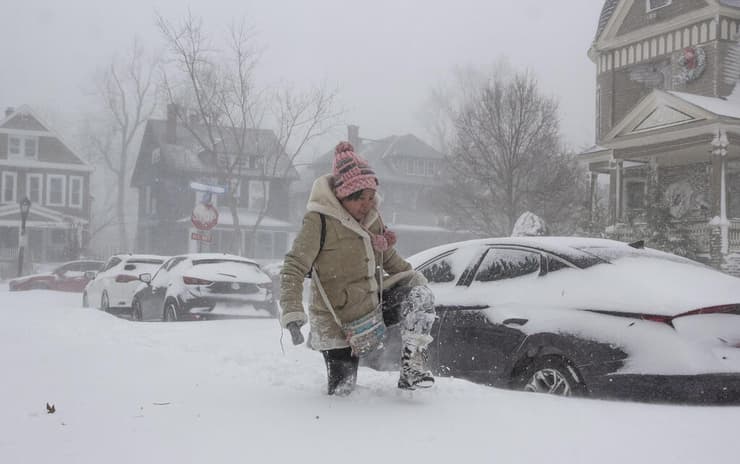 ארה"ב סופה סופת שלג פצצת ציקלון באפלו ניו יורק תושבת ג'סיקה צ'אן צועדת בשלג