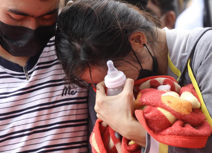 תמונות השנה 2022 קרובי אחד ההרוגים בוכים בגן הילדים אחרי ש שוטר לשעבר רצח 37 בני אדם רובם ילדים תאילנד