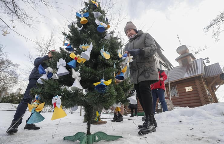 מקשטים עץ חג מולד בשלג ב קייב אוקראינה 