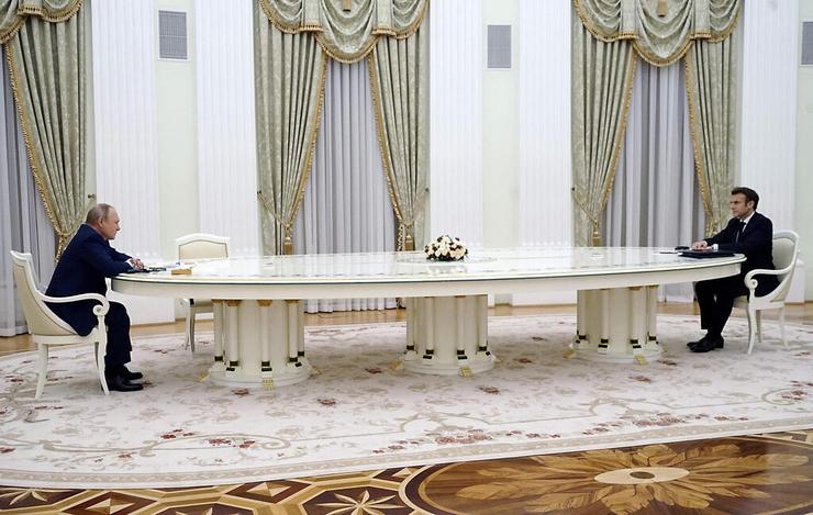 תמונות השנה 2022 נשיא צרפת עמנואל מקרון נשיא רוסיה ולדימיר פוטין השולחן הארוך ב קרמלין