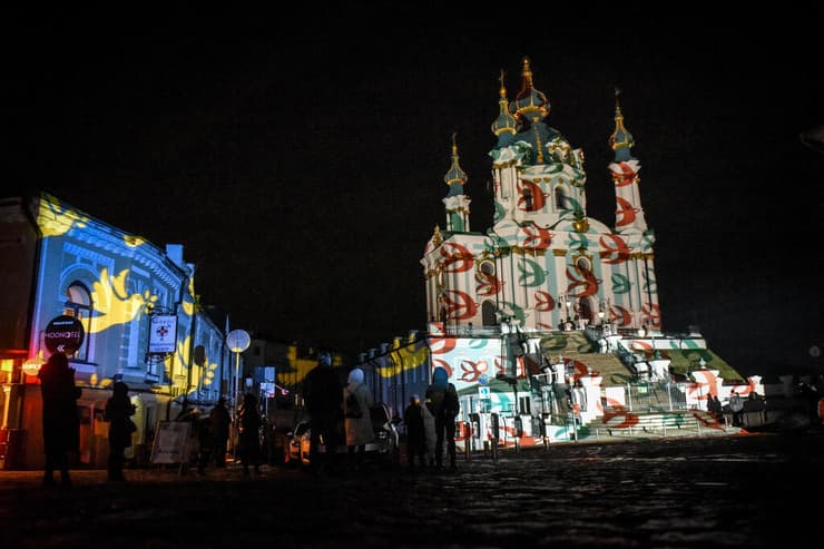כנסייה ב קייב אוקראינה מוארת לרגל חג המולד בצל מלחמה מול רוסיה 23 בדצמבר