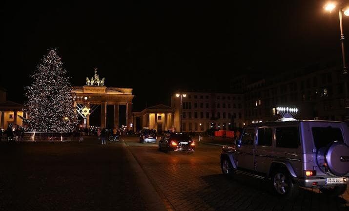 שיירת המכוניות החגיגית בברלין בירת גרמניה, לכבוד החנוכה