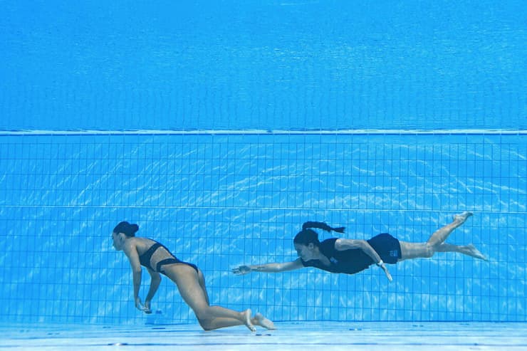 תמונות השנה 2022 המאמנת האמריקנית אנדראה פואנטס שוחה להציל מטביעה את השחיינית האמריקנית אניטה אלוורז שהתעלפה