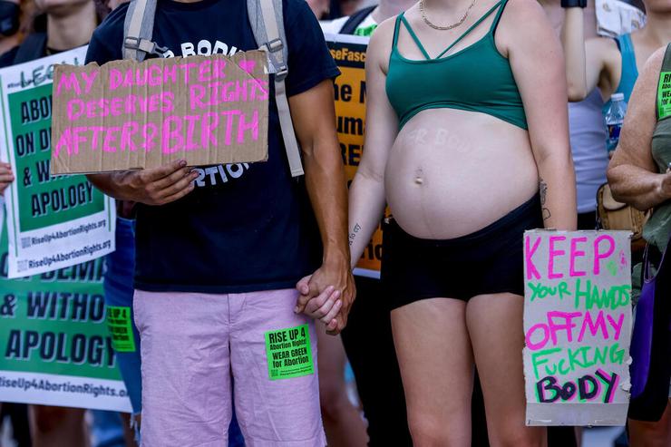 תמונות השנה 2022 מיה נייטון ההרה מפגינה עם בעלה בעד הזכות להפלות ב אטלנטה ג'ורג'יה בעקבות ביטול רו נגד ווייד