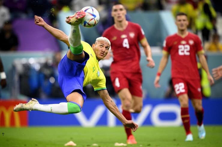 תמונות השנה 2022 רישרליסון מבקיע במדי ברזיל מול סרביה במונדיאל