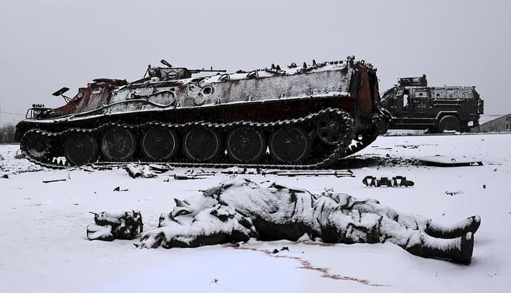 תמונות השנה 2022 גופת חייל ליד רכב צבאי רוסי ב אוקראינה